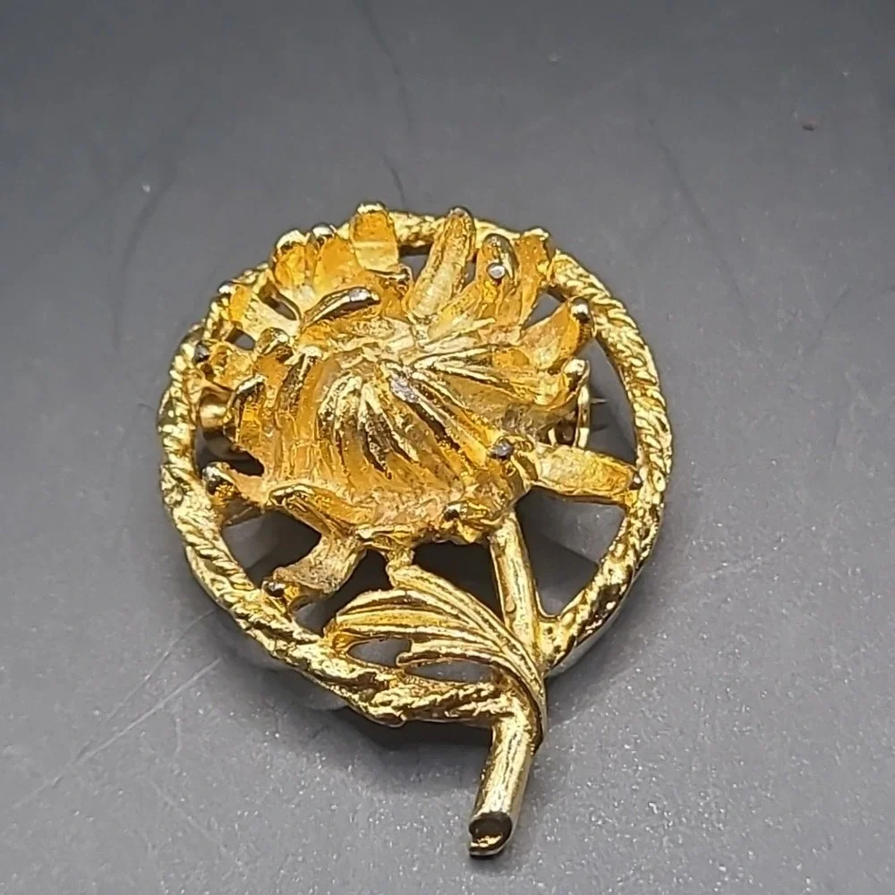 Vintage Flower Brooch Woman Gold Tone Textured Floral Circular Pin Accessory